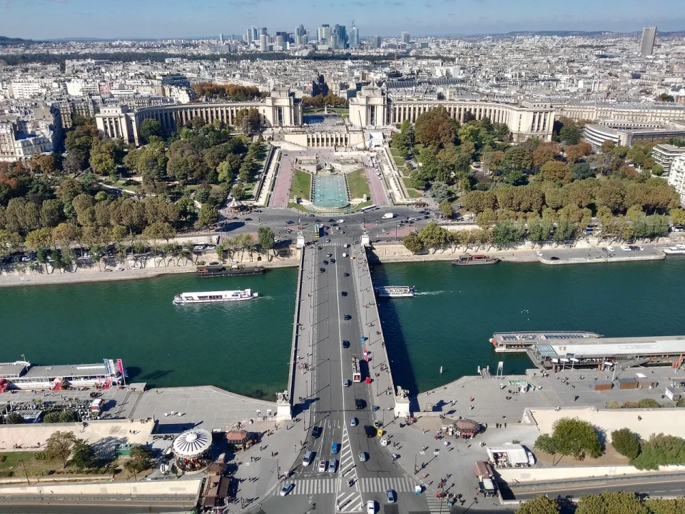 cine a construit turnul eiffel